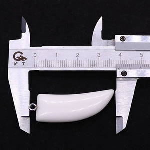 Misurazione del ciondolo in pietra a forma di corno bianco con calibro digitale 3,8 cm