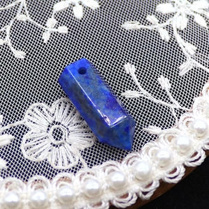 Makroansicht des Lapis-Lazuli Sechseck-Prisma-Anhängers mit Bohrung für DIY-Schmuckzubehör