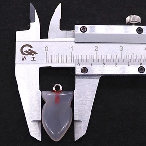 Detail van gestreepte agaat vis hanger met zilveren oogje, gemeten op 21 mm