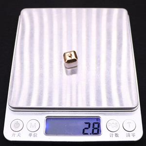 Detail showing gold-plated square natural stone pendant on an electronic scale weighing 2.8g