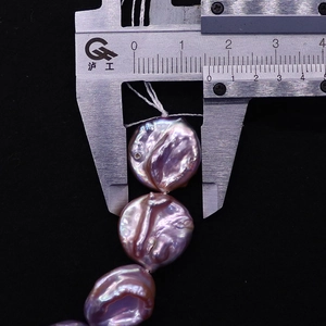 Λήψη macro από μωβ μαργαριτάρια γλυκού νερού 15mm μετρημένα με ασημένιο παχύμετρο