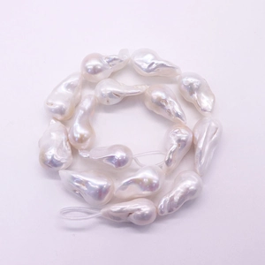 Détail macro de perles baroques blanches naturelles avec texture irrégulière pour bijoux DIY