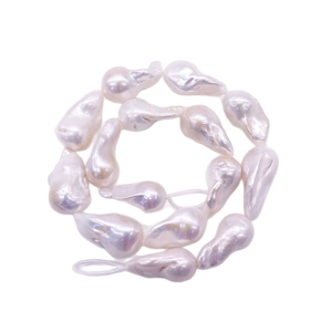 Brin en spirale de perles d'eau douce baroques blanches avec un éclat irisé naturel