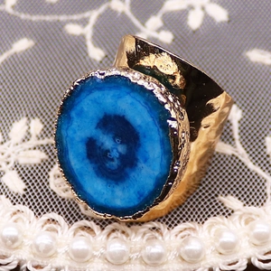 Macro d'une bague tournesol bohème avec agate bleue et anneau en or martelé