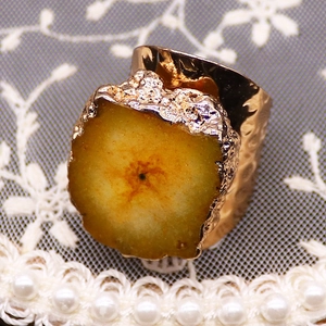 Gros plan détaillé d'une large bague plaquée or avec agate druzy jaune naturelle