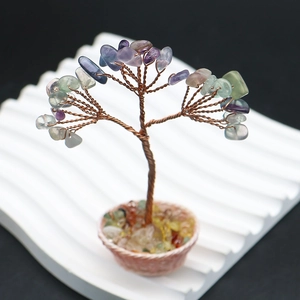 Gros plan d'un arbre de vie artisanal en fil de cuivre avec éclats de pierres précieuses