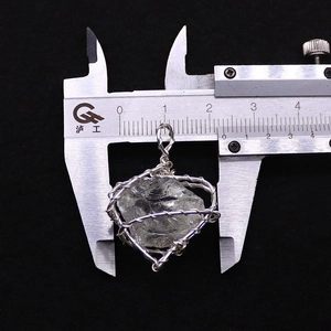 Makroaufnahme von handgewickeltem Kristall-Anhänger mit einer Breite von 21 mm