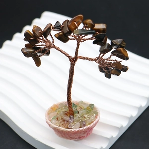 Vue macro de l'arbre de cristal œil de tigre avec fil de cuivre sur support ondulé blanc