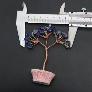 Mesure détaillée de la largeur d'un arbre en cristal de lapis-lazuli et fil de cuivre