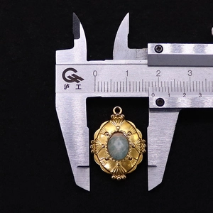 Λεπτομερής προβολή μέτρησης πλάτους 18mm του vintage μενταγιόν με φυσική πέτρα