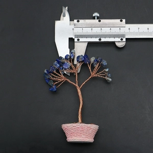 Mesure détaillée d'un arbre à cristaux avec fil de cuivre et feuilles de pierres bleues
