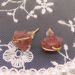Dettaglio degli orecchini a stella in quarzo fragola rosa con filo d'oro avvolto