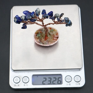 Arbre de vie en lapis-lazuli sur une balance numérique affichant le poids de 23,26g