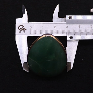 Detalle de medida de ancho de 31mm para piedra verde en forma de gota con borde dorado
