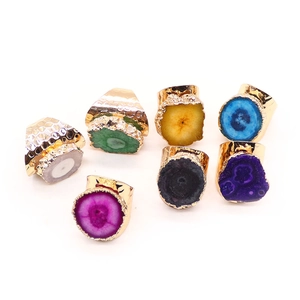 Anillos de ágata geoda irregular bohemia con bandas martilladas bañadas en oro en siete colores