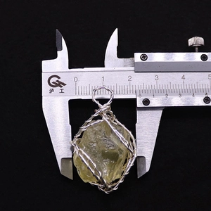 Pendente in cristallo di fluorite naturale misurato con un calibro a corsoio