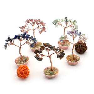 Cinq mini arbres de fortune en cristal naturel avec branches en cuivre et pierres colorées