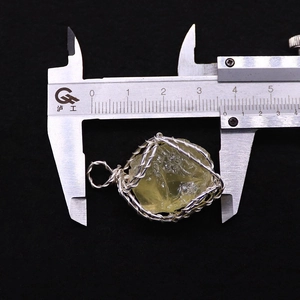 Misurazione dettagliata del ciondolo in fluorite verde grezza con larghezza di 3,5 cm