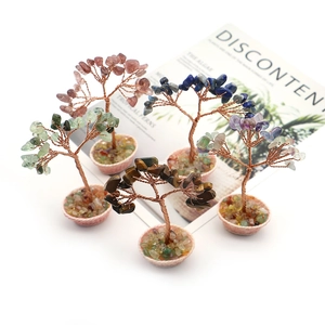 Arbre de vie fait main en cristaux variés et fil de cuivre sur socle en céramique rose
