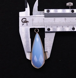 Prise de vue macro montrant la mesure de 12 mm du pendentif en pierre facettée