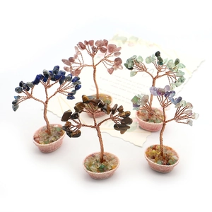 Collection de mini arbres de fortune en pierres naturelles et quartz en pots roses