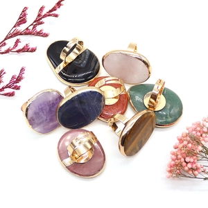 Anillos ajustables dorados con piedras naturales ovaladas como amatista y ojo de tigre