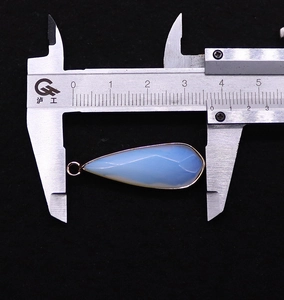 Mesure détaillée du pendentif en pierre facettée en forme de goutte d'eau montrant 35 mm de long