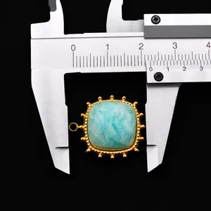 Λεπτομερής προβολή μπλε μενταγιόν 25mm από φυσική πέτρα με χρυσό περίγραμμα σε παχύμετρο