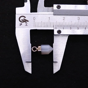 Macro-opname van de afmeting 11x6mm natuurlijke kristallen hanger met gouden kap