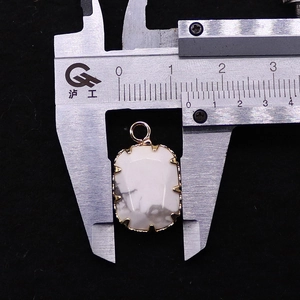 Schuifmaat meet de breedte van 15mm rechthoekige natuursteen hanger met gouden klauwzetting