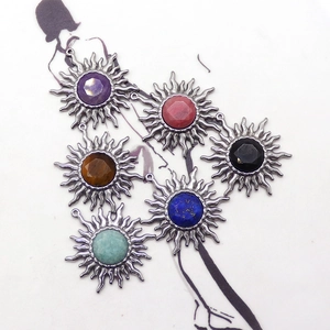 Set di sei ciondoli a forma di sole con gemme colorate in stile bohémien chic