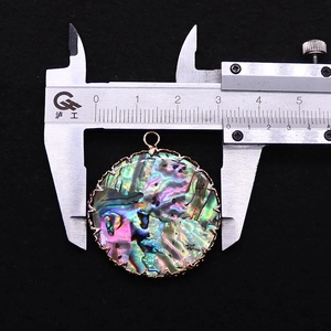 Makroaufnahme von 35mm Natur-Abalone-Muschel-Anhänger mit goldenem Wellenrand und Messschieber