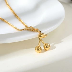 Collier en acier inoxydable doré poli avec un pendentif délicat en forme de cerise double