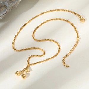 Collier pendentif cerise doré avec surface polie et chaîne à maillons réglable