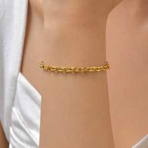 18K vergoldetes Edelstahl-Gliederkettenarmband getragen am Handgelenk einer Frau