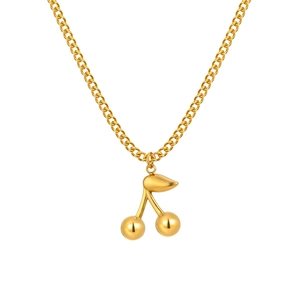 Collier pendentif cerise dorée polie sur une chaîne maille forçat classique fond blanc