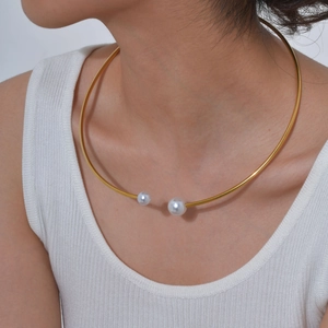 Girocollo Aperto in Acciaio Inossidabile Placcato Oro 18K Vintage Francese Con Künstliche Perle Sintetiche Asimmetriche per Donna Gioielli Eleganti