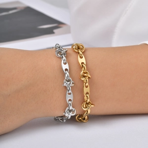 Dettaglio di bracciali a catena ritorta in oro e argento con maglia marina al polso