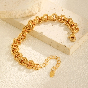 Dettaglio del bracciale a catena intrecciata in oro 18k con chiusura a moschettone e tag K18