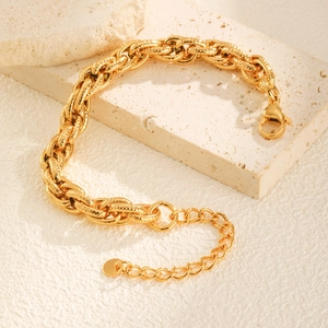Dettaglio di bracciale a catena ritorta placcato oro 18k con chiusura a moschettone su pietra