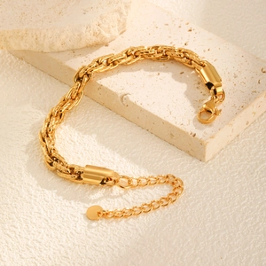 Dettaglio bracciale a catena intrecciata oro 18k con chiusura a moschettone su pietra