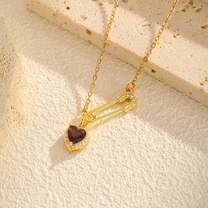 Collier épingle en acier doré avec zircon cœur violet et cristaux pavés brillants
