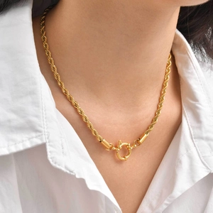Goldene Edelstahl Seilkette Halskette mit großem Matrosenverschluss an einem Modell