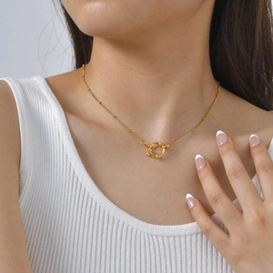 Elegante goldene Edelstahl-Kugelkette mit rundem Federverschluss an einem Model
