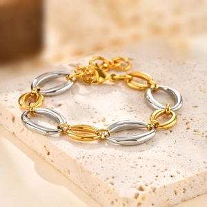 Detailansicht des zweifarbigen Gliederkettenarmbands mit Karabinerverschluss und Verlängerung