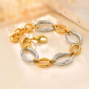 Detail eines zweifarbigen Armbands mit ovalen Gliedern in Gold und Silber sowie Karabiner