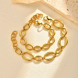 Detailaufnahme des vergoldeten Gliederkettenarmbands mit Karabinerverschluss und Verlängerung