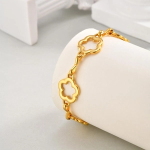 Bracciale a catena floreale in oro lucido con maglie a forma di fiori a cinque petali