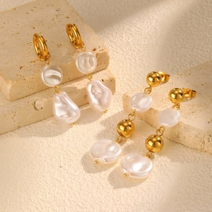 Fashionable gold-plated stainless steel earrings with baroque pearls on stone