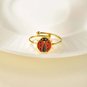 Detailaufnahme des verstellbaren Marienkäfer-Rings mit roter Emaille und Goldfinish